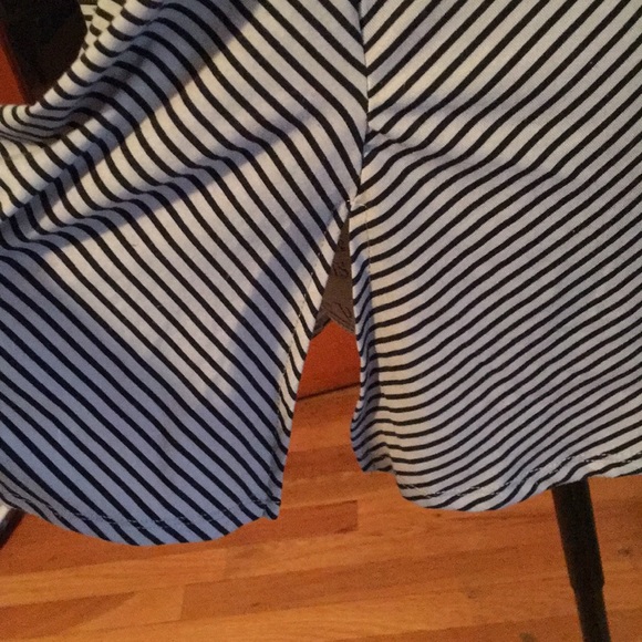 Gently Loved Lularoe Perfect Tee - Picture 5 of 6